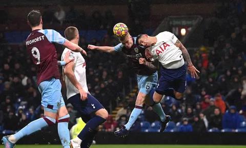 Tottenham thua đội hạng 19, đánh mất lợi thế trước Quỷ đỏ