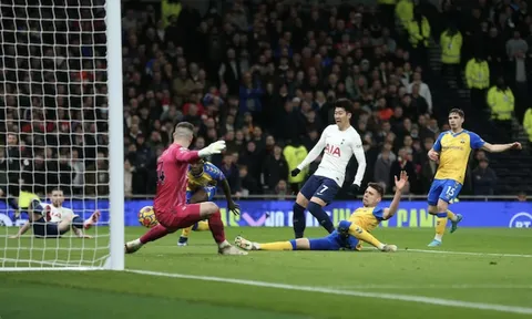 Tottenham thua ngược Southampton trong 4 phút