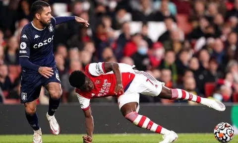 Tottenham tranh mua ngôi sao Villa với Arsenal