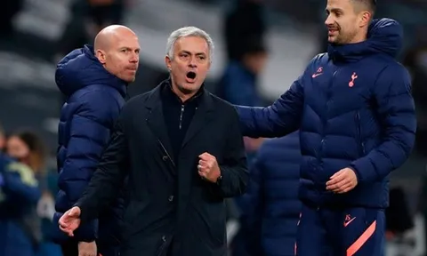 Tottenham thắng Derby London, Mourinho thực hiện động thái gây bão