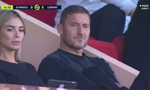Totti công khai bạn gái mới