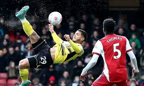 Trận Watford - Arsenal tái hiện siêu phẩm ngả bàn đèn của Rooney