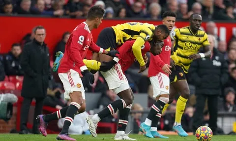 Tranh chấp bóng, Pogba cõng luôn đối thủ trên lưng