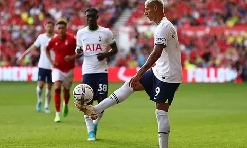 Trêu ngươi đối thủ, Richarlison bị Carragher chỉ trích