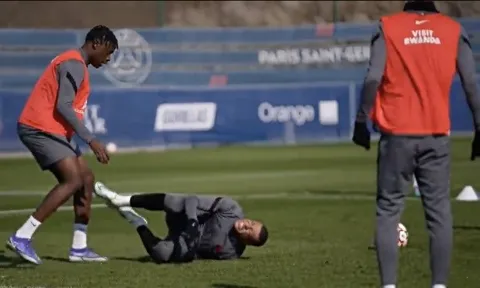 Khiến Mbappe đau đớn, sao PSG bị khủng bố trên MXH