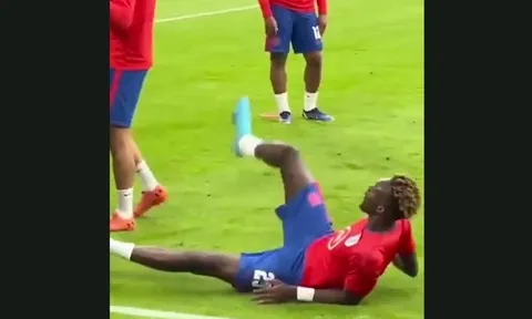 Trò cưng Mourinho thành ‘cây hài’, đội tuyển Anh cười hả hê