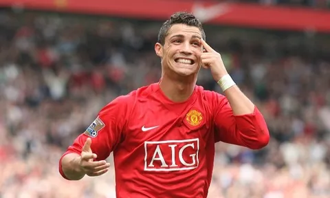Trở lại M.U, không có chuyện Ronaldo giảm lương