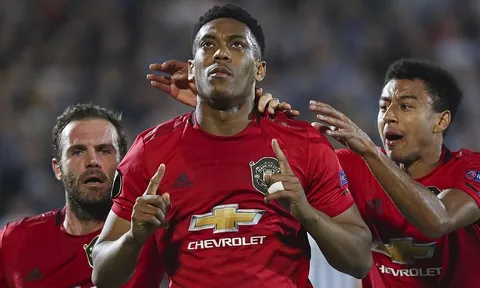 Trở lại sau 2 tháng, Martial đem về ngôi đầu bảng cho Man Utd