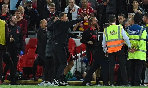 Trợ lý của Klopp bị phạt, cấm tham gia trận đấu