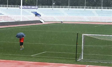 Trợ lý thầy Park "đội mưa" đi soi mặt sân Rizal Memorial