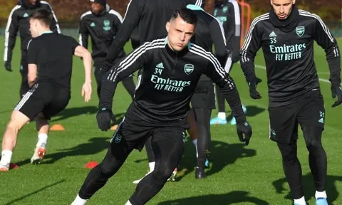 Trở về từ Dubai, Arsenal tập luyện chuẩn bị trở lại NHA