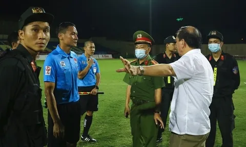 Trọng tài được cảnh sát cơ động hộ tống rời sân Thanh Hóa