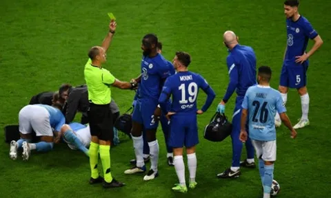 Trọng tài kéo sao Chelsea dậy phạt thẻ, Kepa làm 1 điều với Aguero đau đớn
