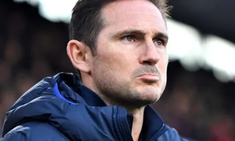 Trọng tài làm điều bất ngờ ở phút 90, Lampard không tin vào mắt mình