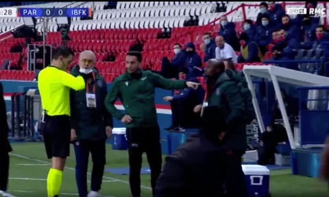 Trọng tài phân biệt chủng tộc, trận PSG - Istanbul BB hoãn ngay hiệp 1