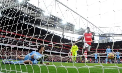Trọng tài tăng tốc đột ngột, che tầm nhìn sao Arsenal