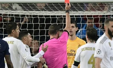 Trọng tài trận Real - PSG đã tự 'tát vào mặt' mình như thế nào?