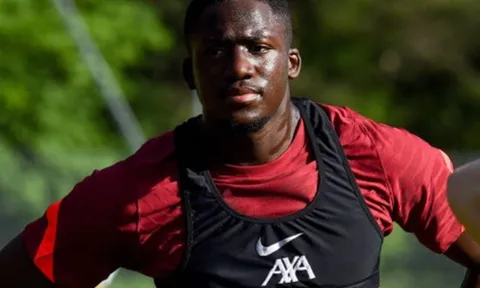 Trông thấy Konate, Klopp đến làm 3 điều