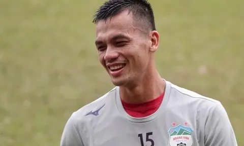 Trung vệ HAGL được AFC vinh danh
