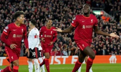 Trung vệ lại ghi bàn, Liverpool vào bán kết trong mưa bàn thắng