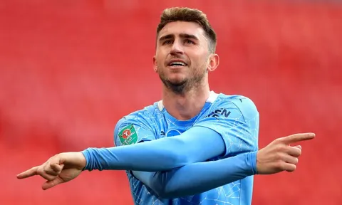 Trung vệ Man City sắp tạo 'quả bom' trên TTCN?