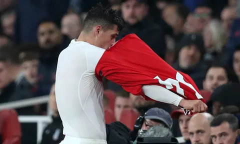 "Trước đây Xhaka chạy như chớp, giờ thì anh ta đi bộ"