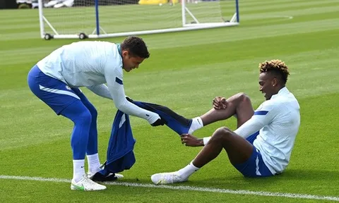 Khoảnh khắc khó đỡ của Thiago Silva và Abraham