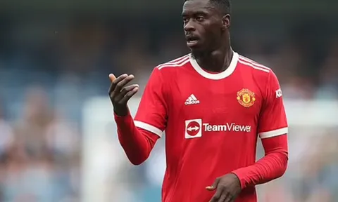 Newcastle hỏi mua hậu vệ Man United