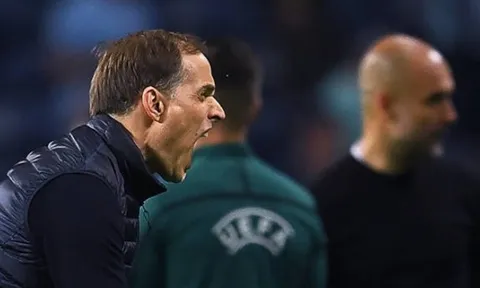 Tuchel làm 1 điều khi Guardiola nhận huy chương, quậy tưng bừng trong phòng thay đồ