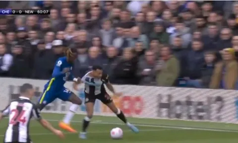 Tuchel nổi nóng với trọng tài, Chalobah túm cổ áo đối phương