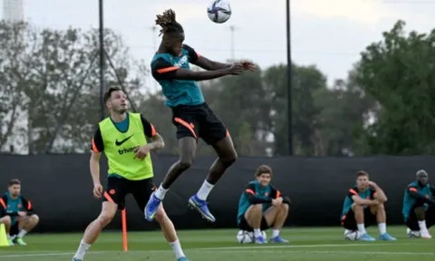 Tuchel tiếp tục vắng mặt, Saul không khoan nhượng trong buổi tập Chelsea