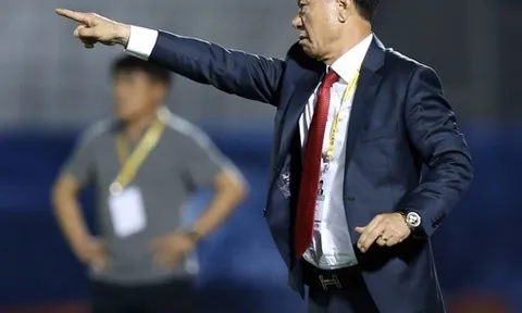 Tướng Chung Hae-seong nhận quà “đặc biệt” từ V-League