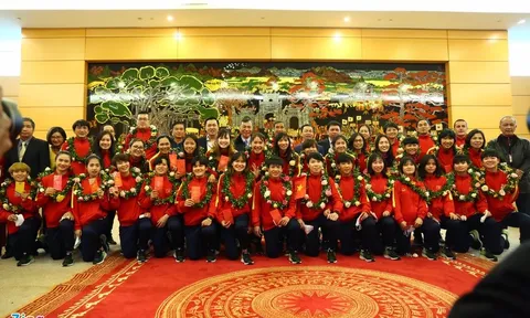 Tuyển nữ Việt Nam về đến sân bay Nội Bài