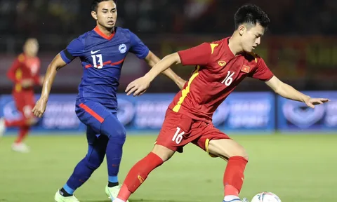 Tuyển Việt Nam đấu Singapore trên sân cỏ nhân tạo ở AFF Cup
