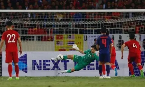 CHOÁNG! Lộ hình ảnh Quang Hải làm điều không ngờ giúp Văn Lâm cản quả penalty