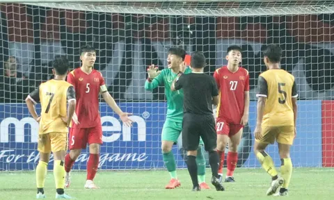 Thủ môn U19 Việt Nam nhận thẻ đỏ, HLV Đinh Thế Nam nói gì?