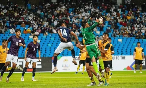 Hạ Philippines, U23 Campuchia đặt một chân vào bán kết