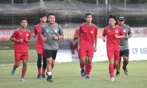 U23 Lào ra sân tập chỉ với một nửa đội hình