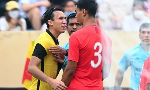U23 Singapore - Malaysia tranh cãi nảy lửa trên sân Thiên Trường