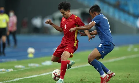 Người hùng U23 Việt Nam tặng cúp vàng cho người hâm mộ