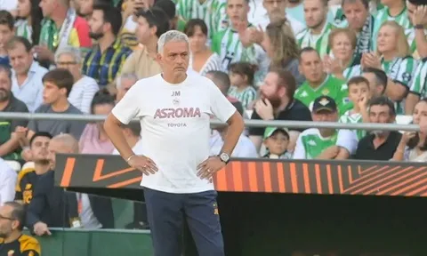 Mourinho 'sấy tóc' học trò trong phòng thay đồ