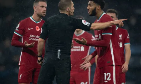 Joe Gomez 'biếu' penalty, đội trưởng Liverpool phản ứng thế nào?