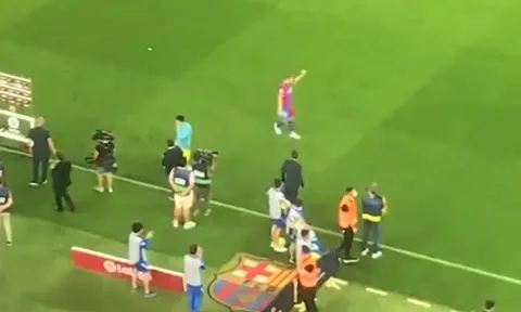 Fan Barca đồng loạt đứng dậy vỗ tay tạm biệt De Jong