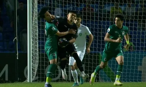 Thủ môn U23 Uzbekistan nhận thẻ đỏ sau pha đánh cùi chỏ