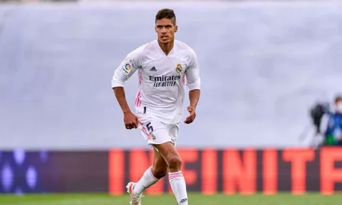 Xác nhận Man Utd đạt thỏa thuận HĐ với Varane