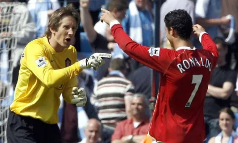 Van der Sar phấn khích mừng Ronaldo trở lại M.U