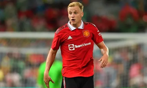 Vì sao Van de Beek bị gạch tên khỏi trận Arsenal?