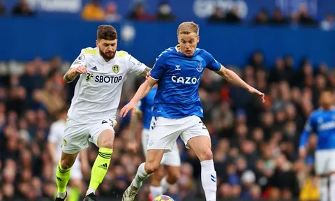 Van de Beek lột xác khi lần đầu đá chính ở Everton