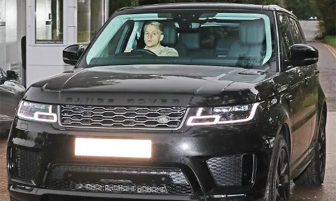 Van de Beek khoe "xế xịn", Pogba được vợ chở đến Carrington tập luyện