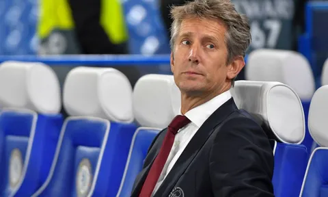 Van der Sar nhắn M.U: 'Làm ơn hãy chăm sóc cho Donny của chúng tôi thật tốt'